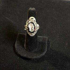 Elegant Silver Cameo Ring!